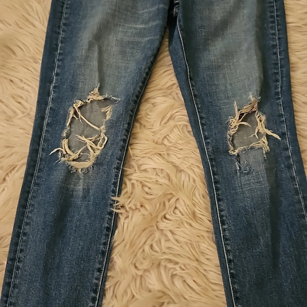 ~~Levi’s High Rise Skinny Jeans Size 28 Ripped Knees~~